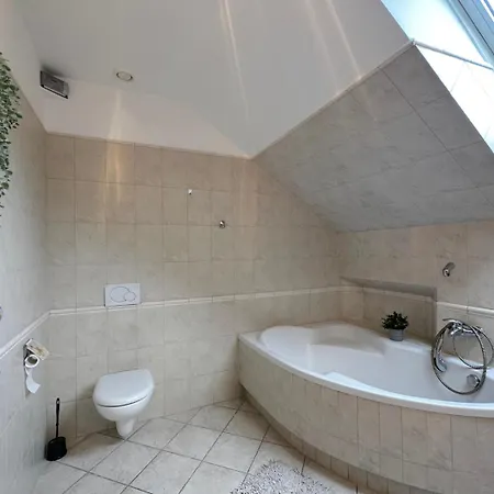 Attic - Charming Place, 15 Minutes To Old Town & 5 Minutes To Seaside Проживание в семье Гданьск