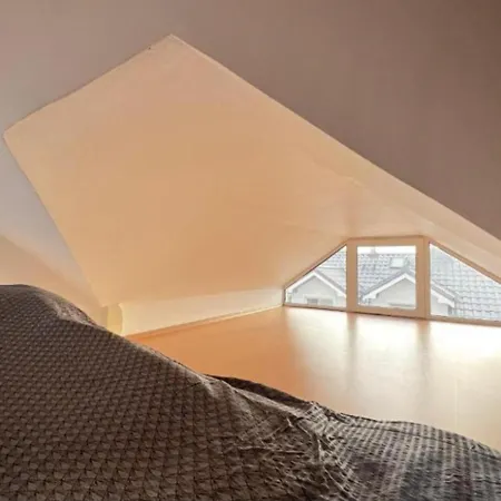 Проживание в семье Attic - Charming Place, 15 Minutes To Old Town & 5 Minutes To Seaside